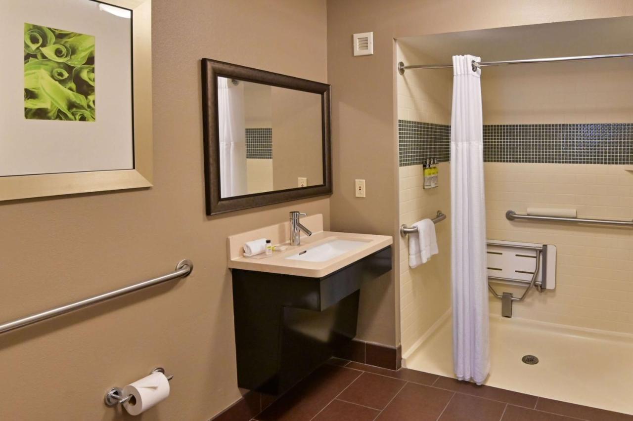 One-Bedroom Queen Suite with Roll-In Shower - Mobility Accessible,1742650863:JPEG