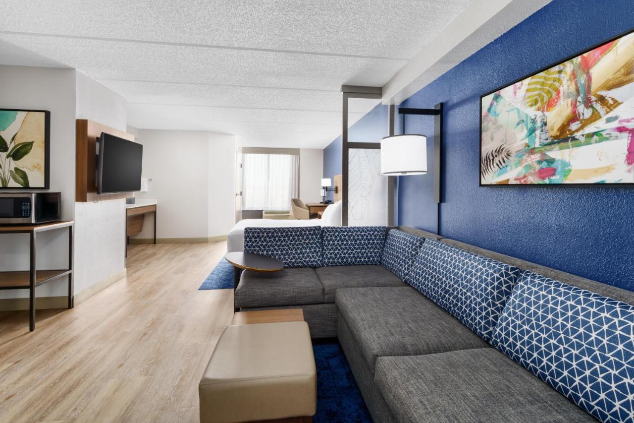Zimmer mit Kingsize-Bett, Schlafsofa und rollstuhlgerechter Dusche – barrierefrei