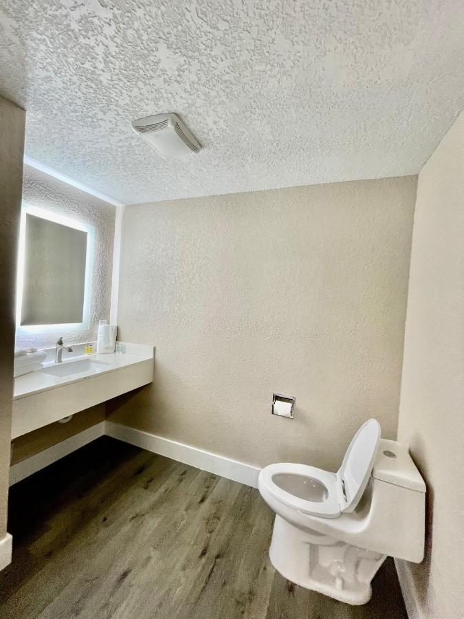 King Room Mobility or Hearing Access Roll Shower Non-Smoking