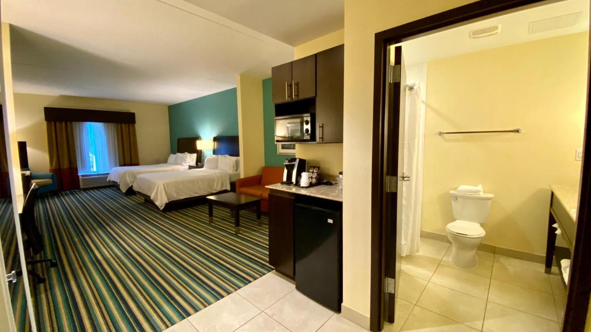 Suite Doble con 2 camas grandes y 1 sofá cama