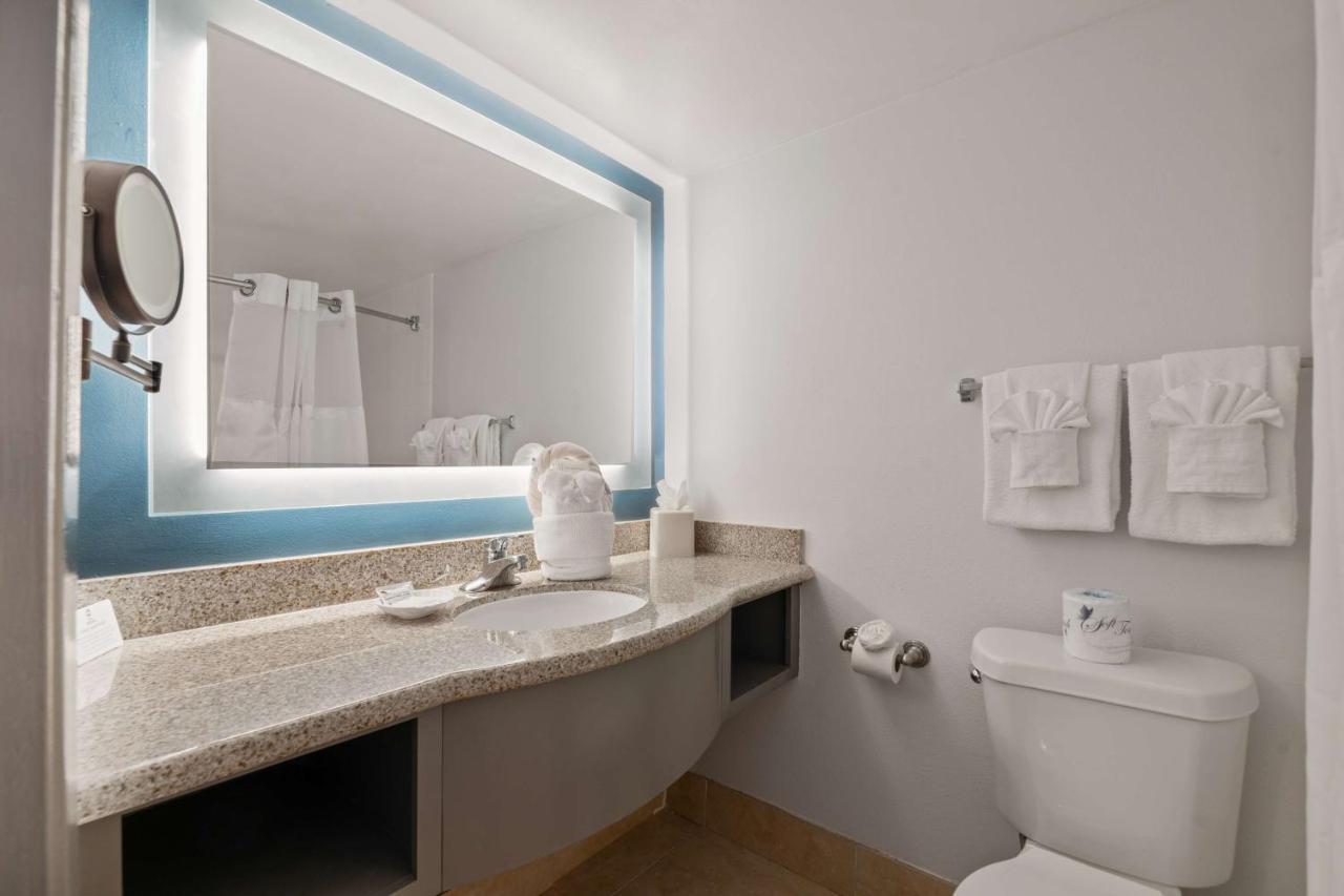 Chambre avec 2 Lits Doubles - Côté Piscine
