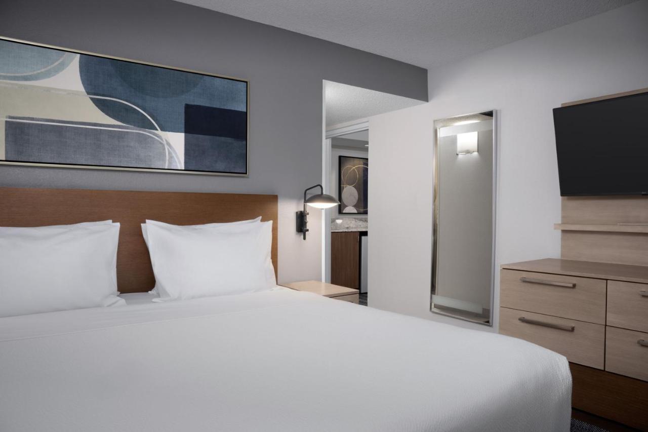 1 Bedroom Larger Suite, 1 King, Corner room, Balcony,1499091310:JPEG