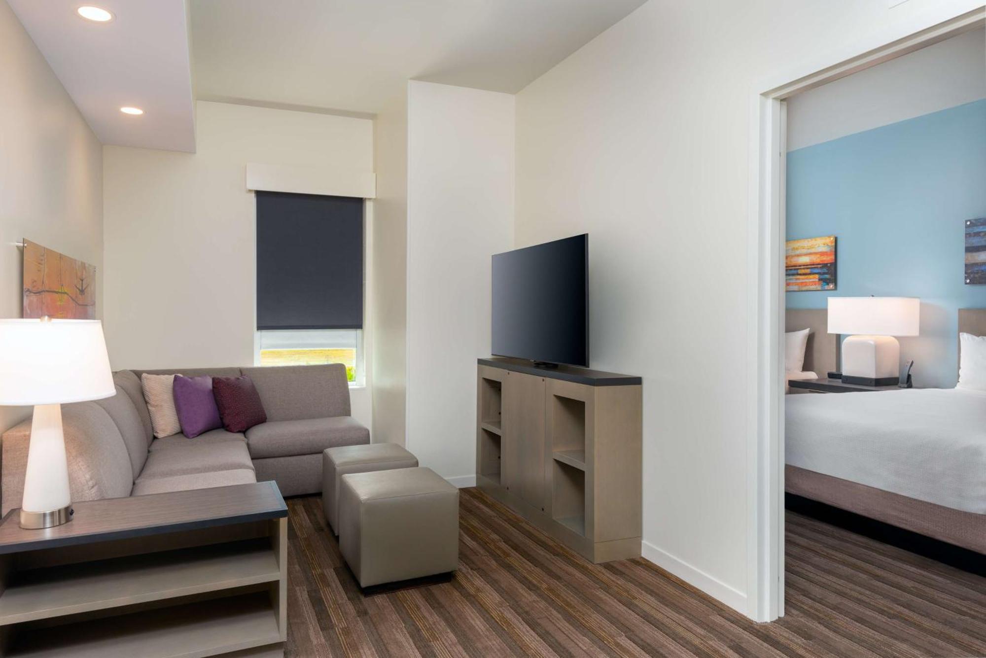 One Bedroom Kitchen Suite Two Queen Beds Sofa Bed,1542150871:JPEG