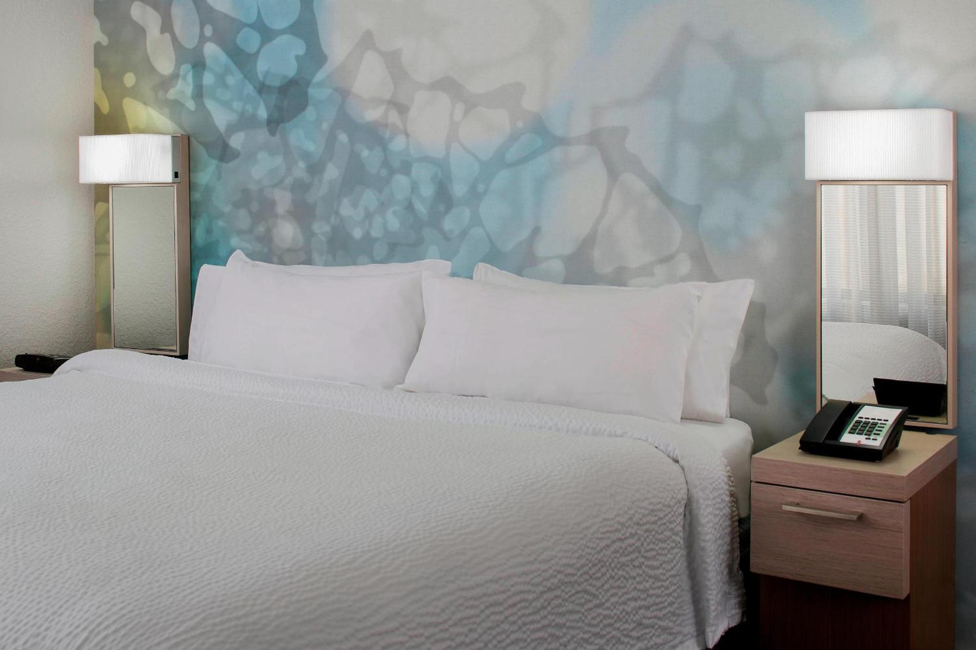 Neu renovierte, größere Suite mit 1 Schlafzimmer mit Kingsize-Bett und Schlafsofa