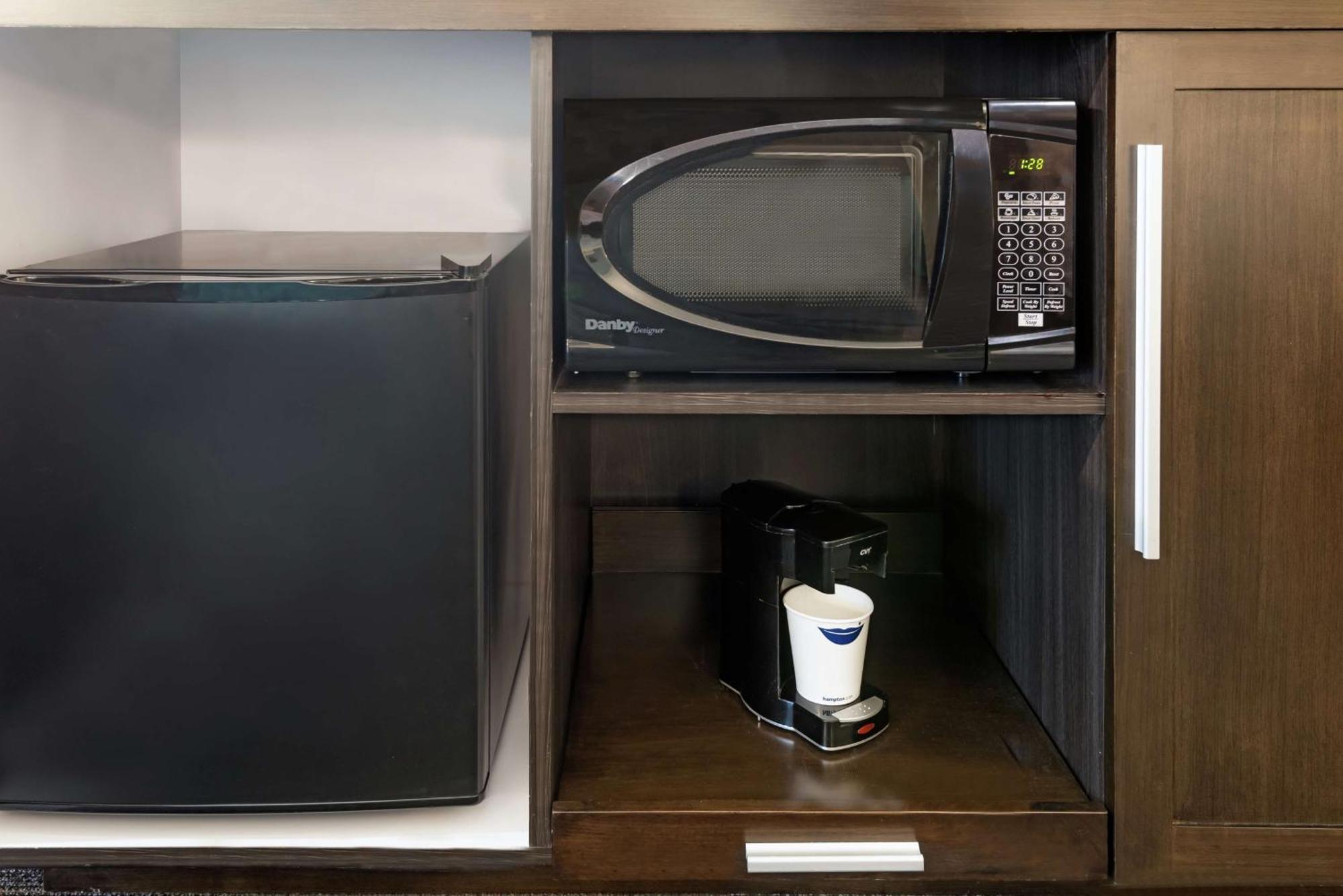 Chambre Lit King-Size avec Douche Accessible en Fauteuil Roulant - Adaptée aux Personnes à Mobilité Réduite/Non-Fumeurs