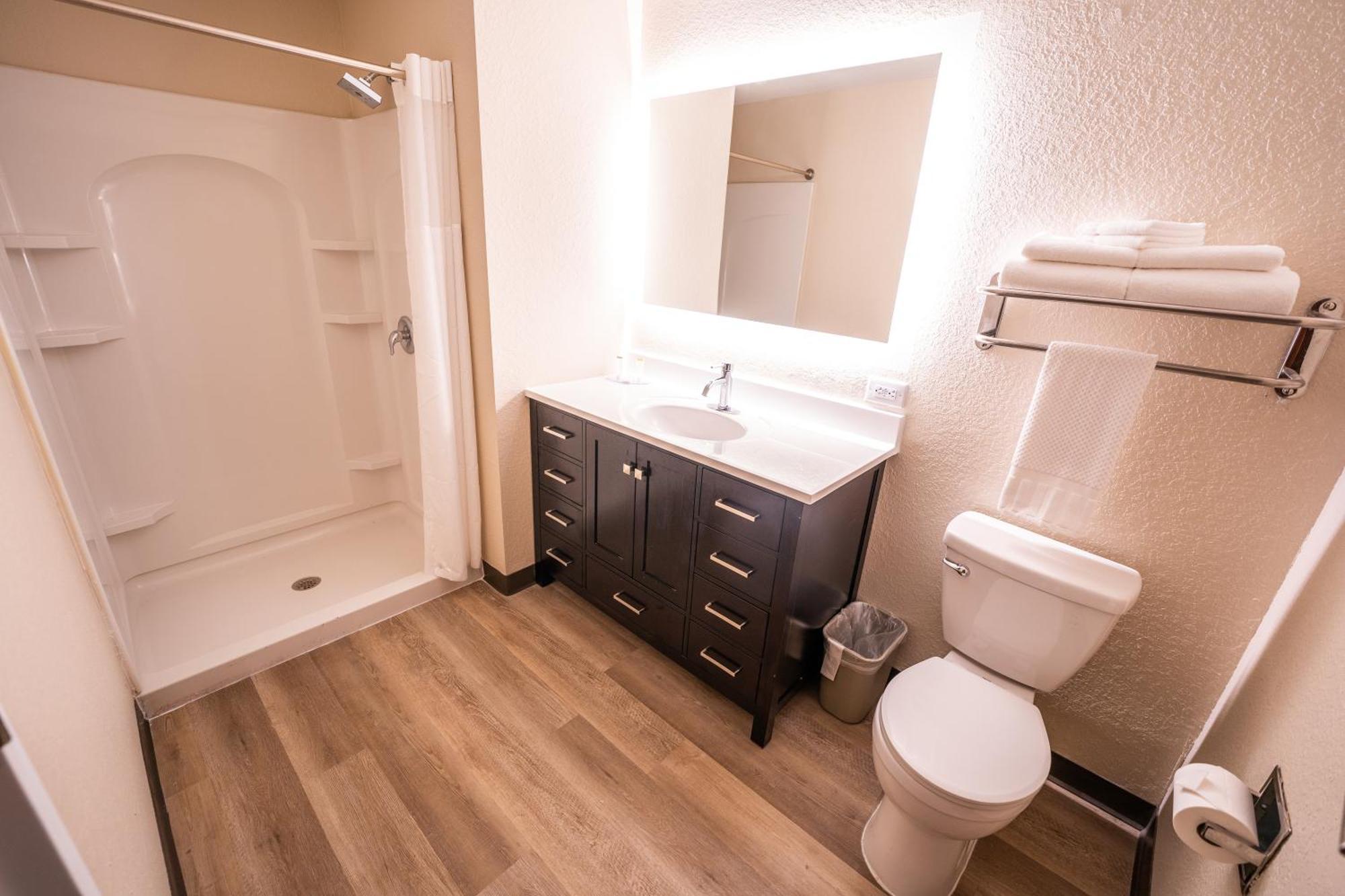 King Suite with Pool View - Non-Smoking,1583653243:JPEG