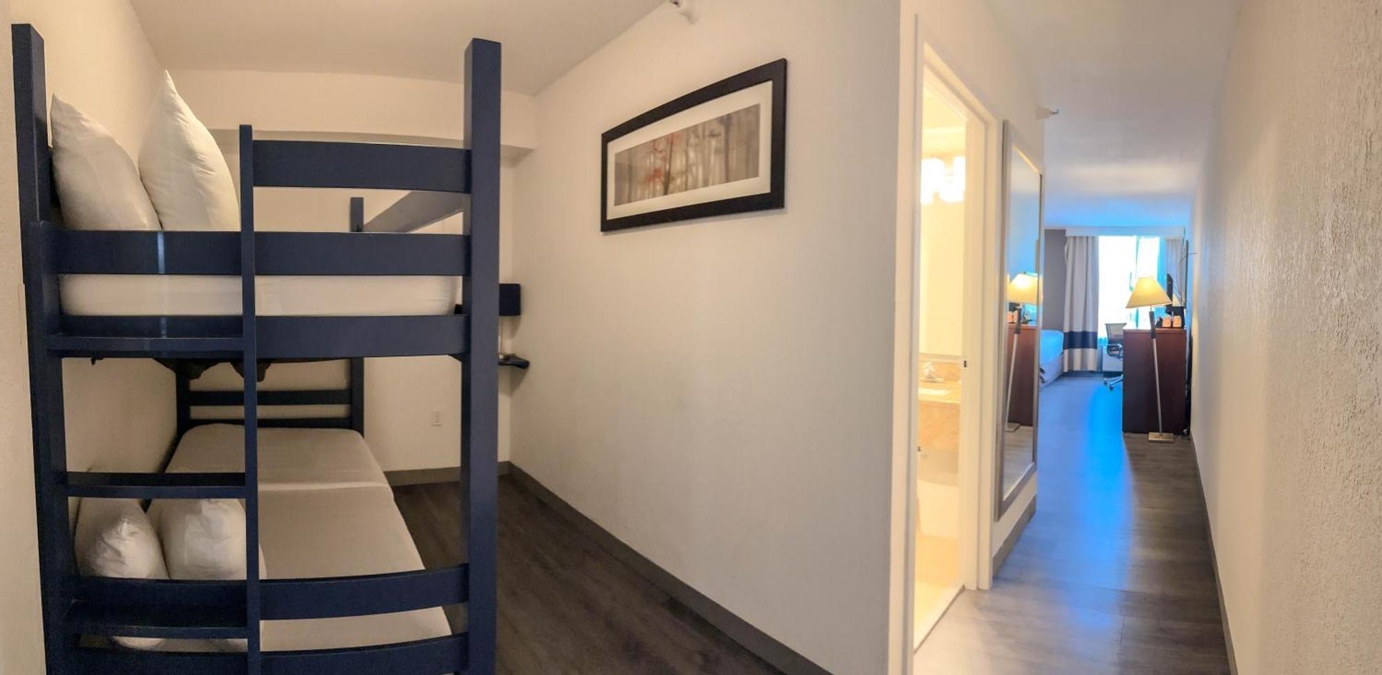 Familienzimmer mit 2 Queensize-Betten und Etagenbett