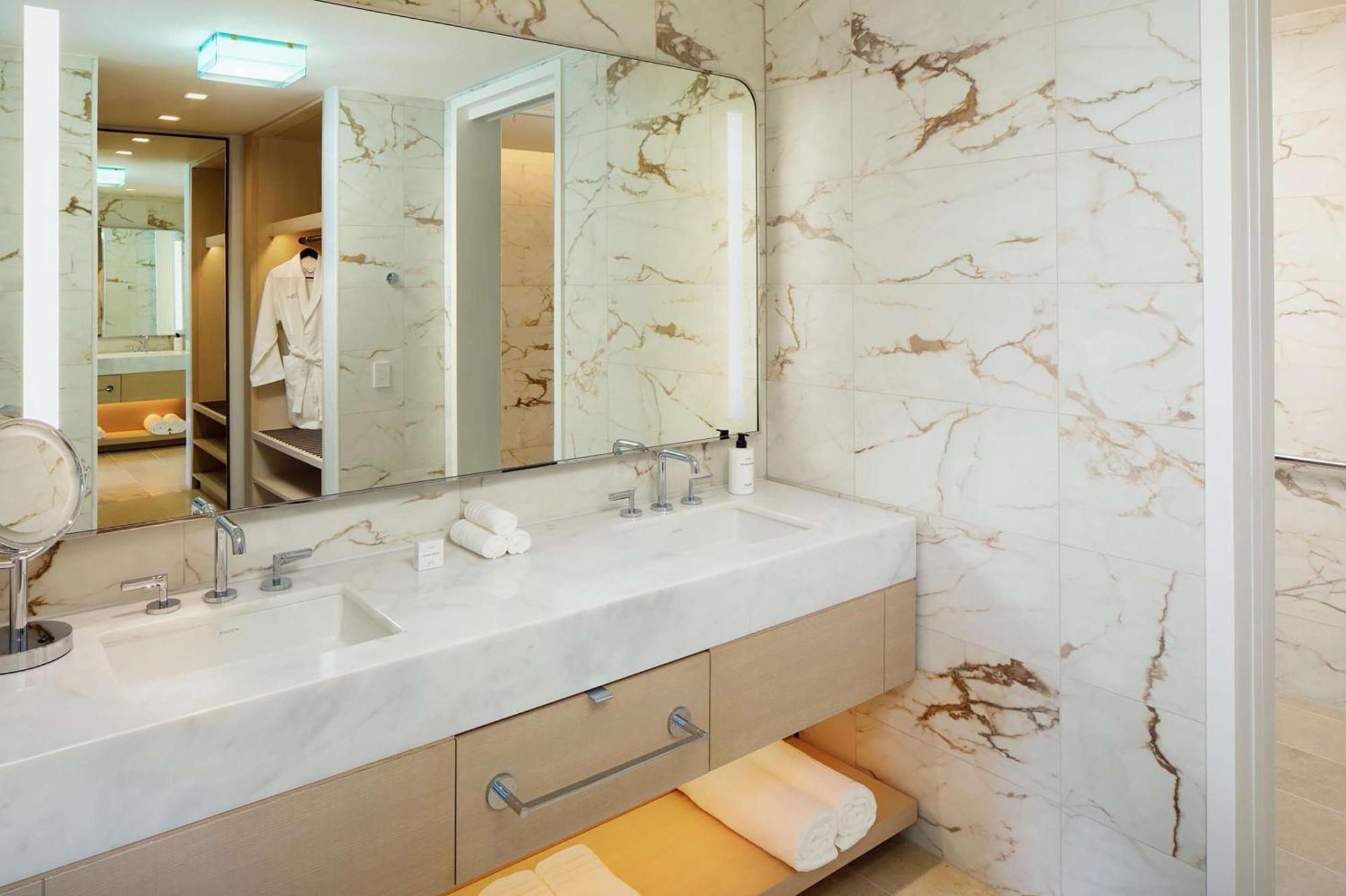 Suite com 1 Quarto, Varanda e Vista Piscina