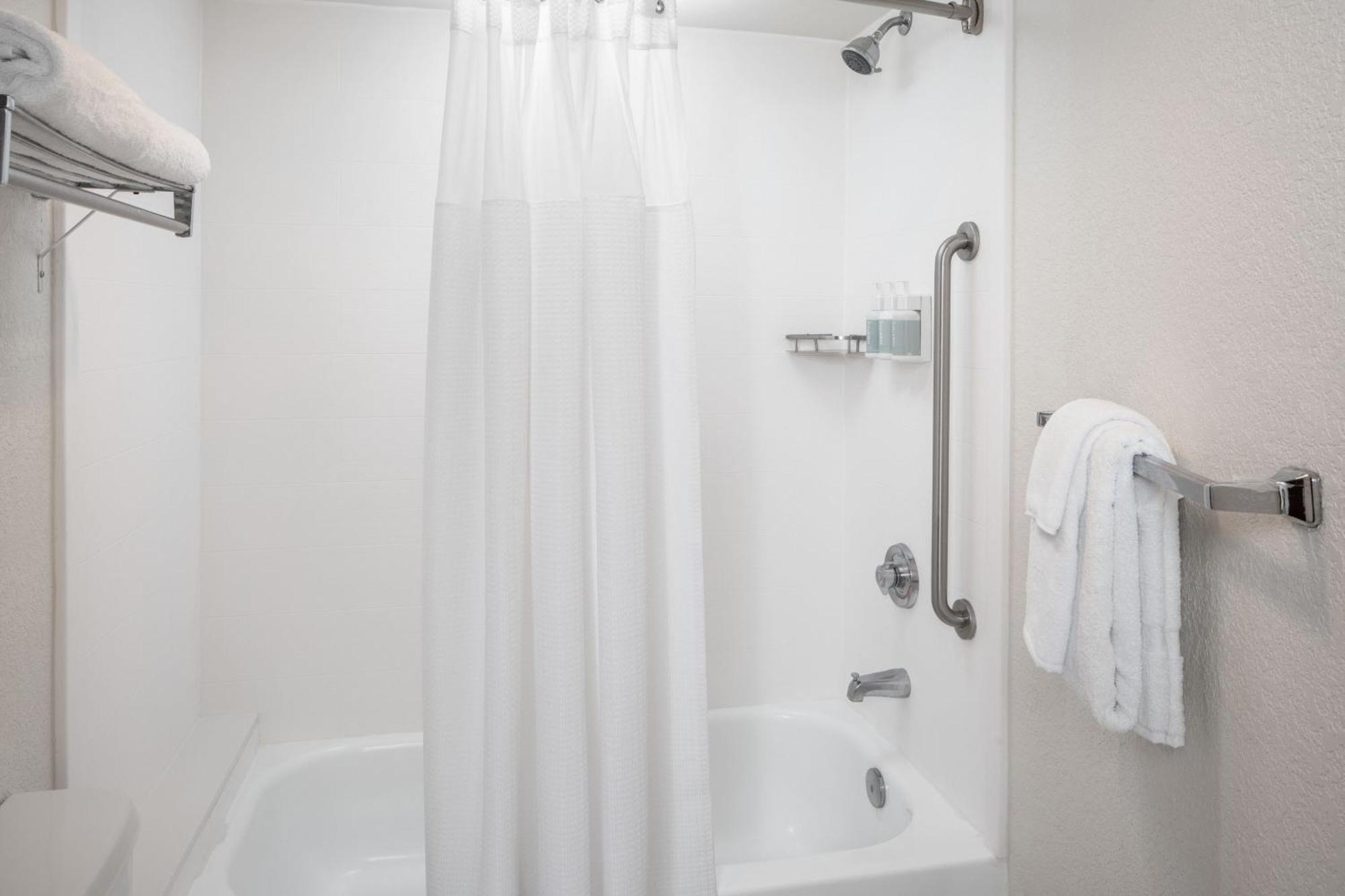 Queen Suite with Sofa Bed and Adapted Tub - Mobility Accessible