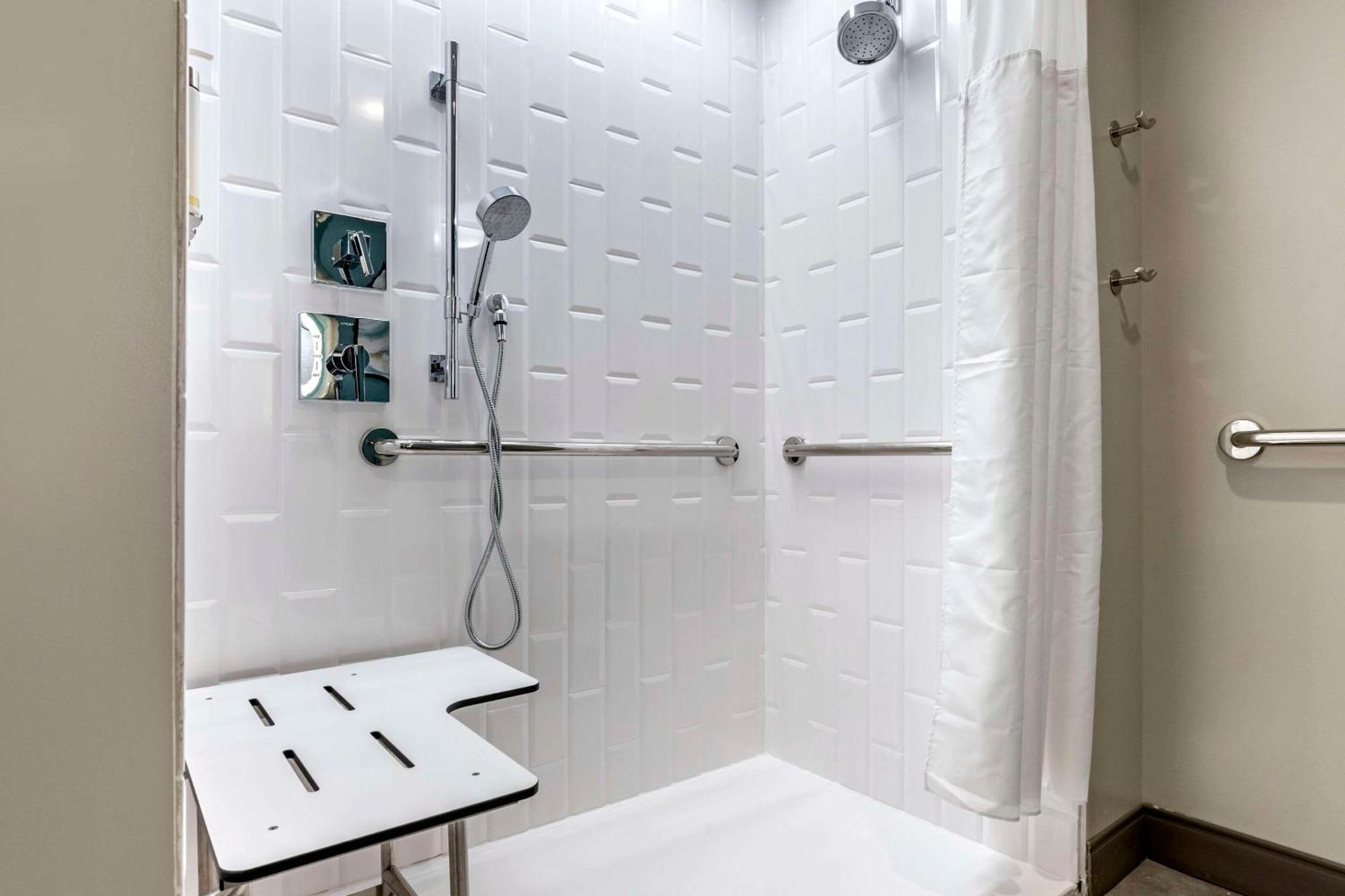 Habitación con cama extragrande y ducha accesible en silla de ruedas, adaptada para personas con discapacidad - No fumadores