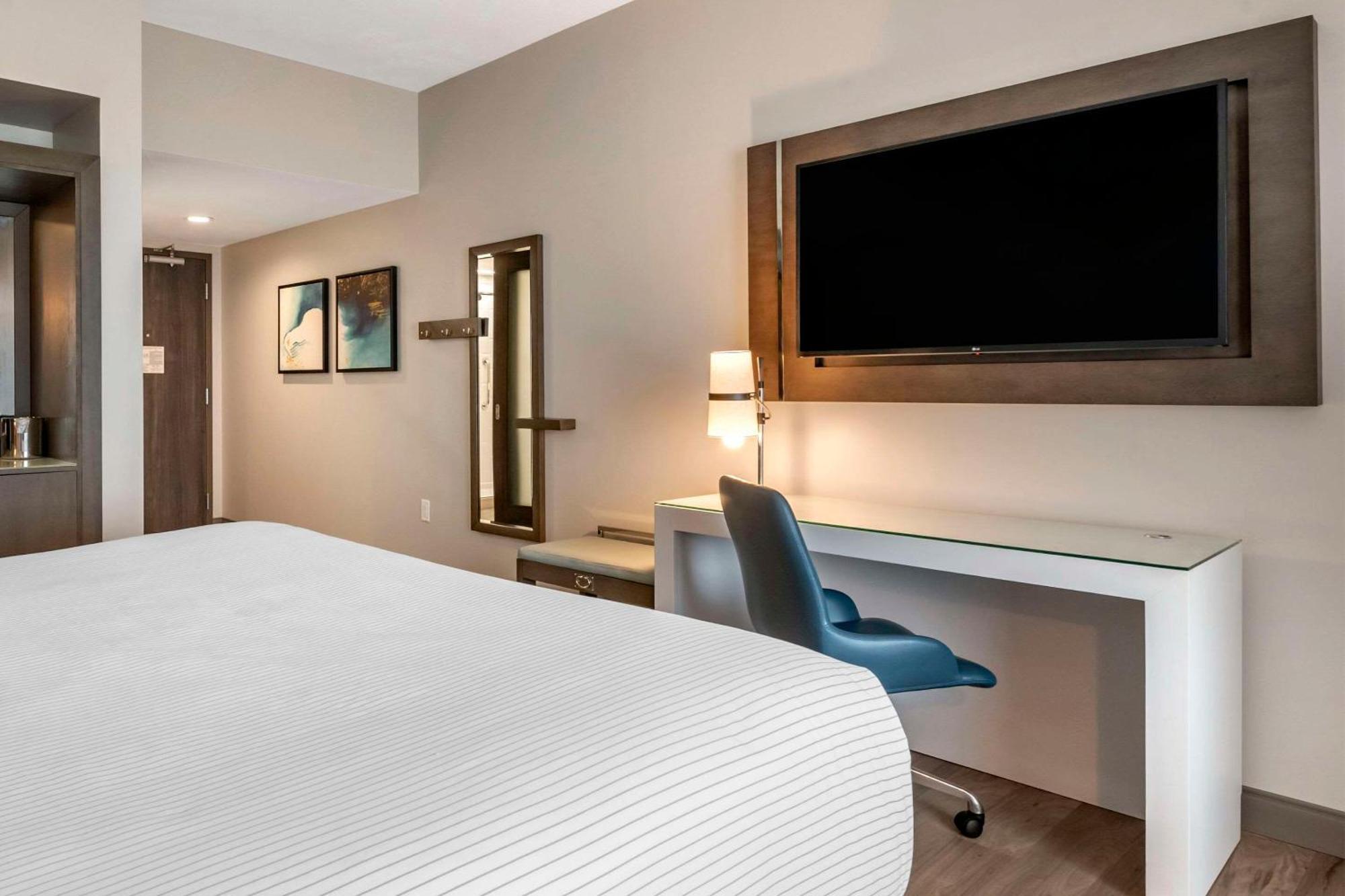 Habitación con cama extragrande y sofá cama adaptada para personas con discapacidad - No fumadores