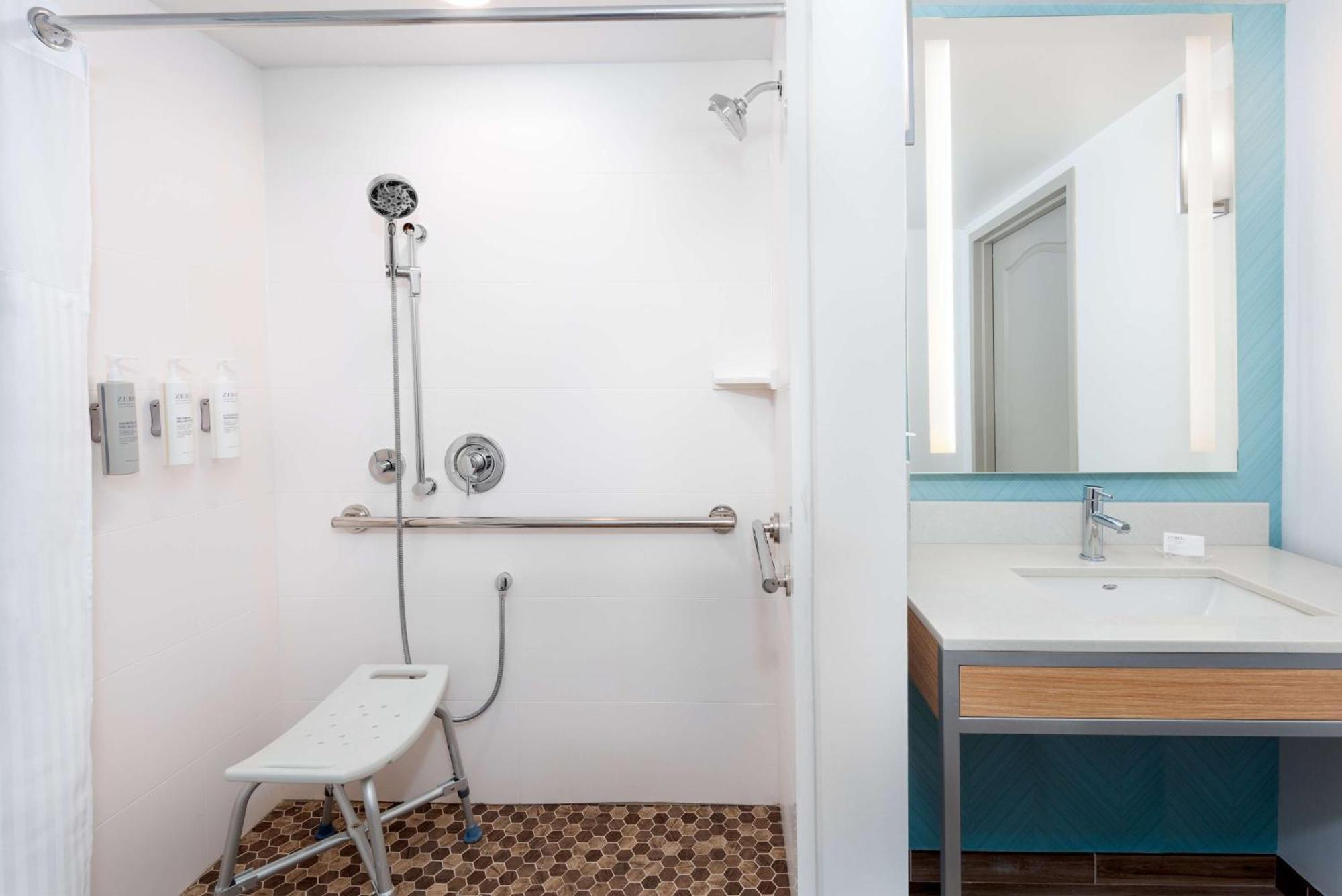 Habitación con cama grande y ducha - Adaptada para personas de movilidad reducida y personas con discapacidad auditiva