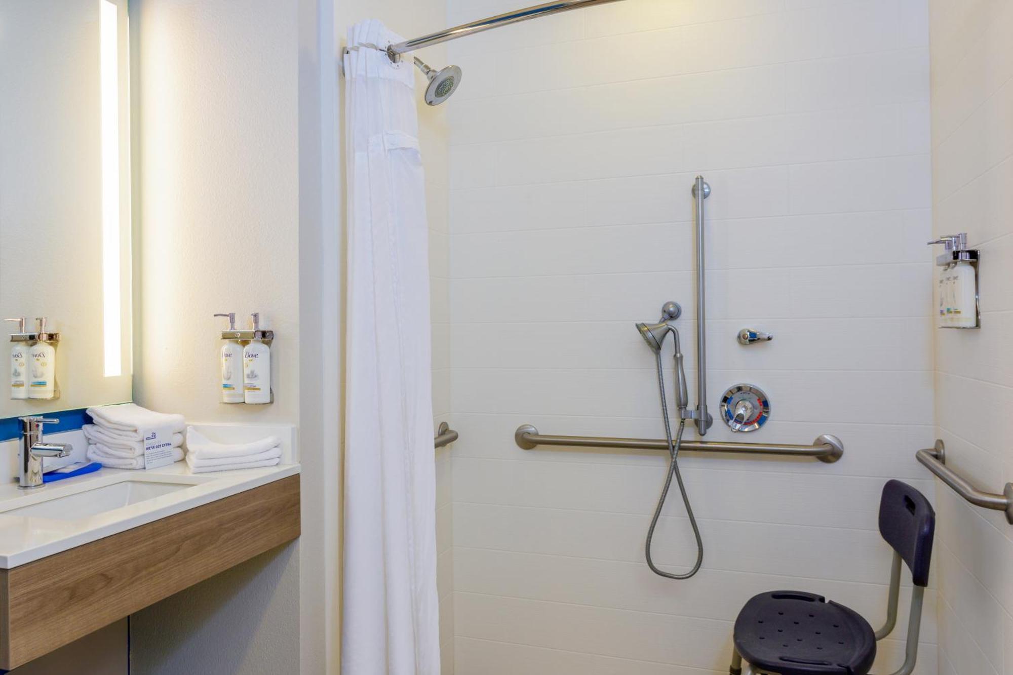 Standard Queen Room with Two Queen Beds and Tub - Mobility/Communications Accessible