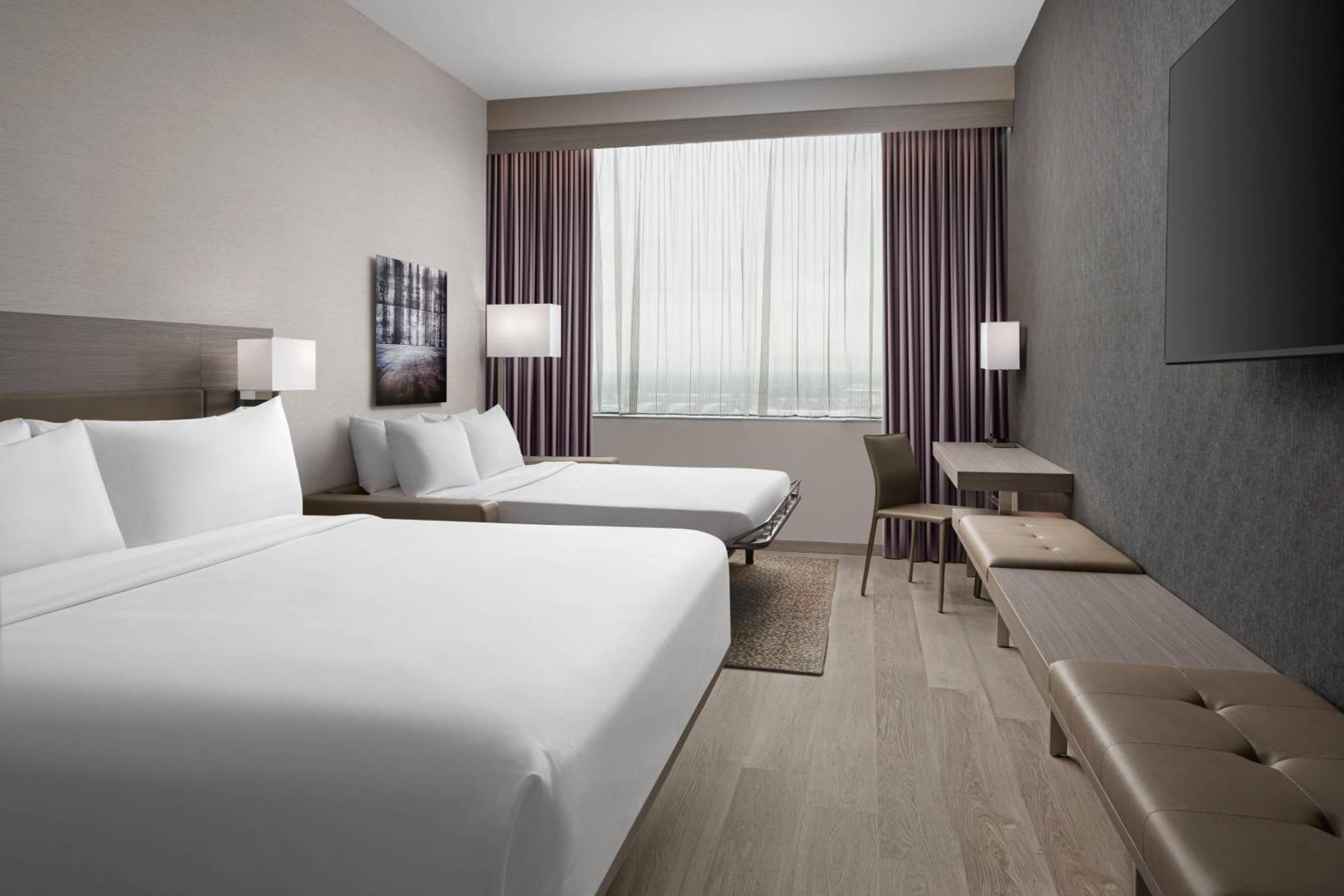Zimmer mit Kingsize-Bett, Schlafsofa und Stadtblick