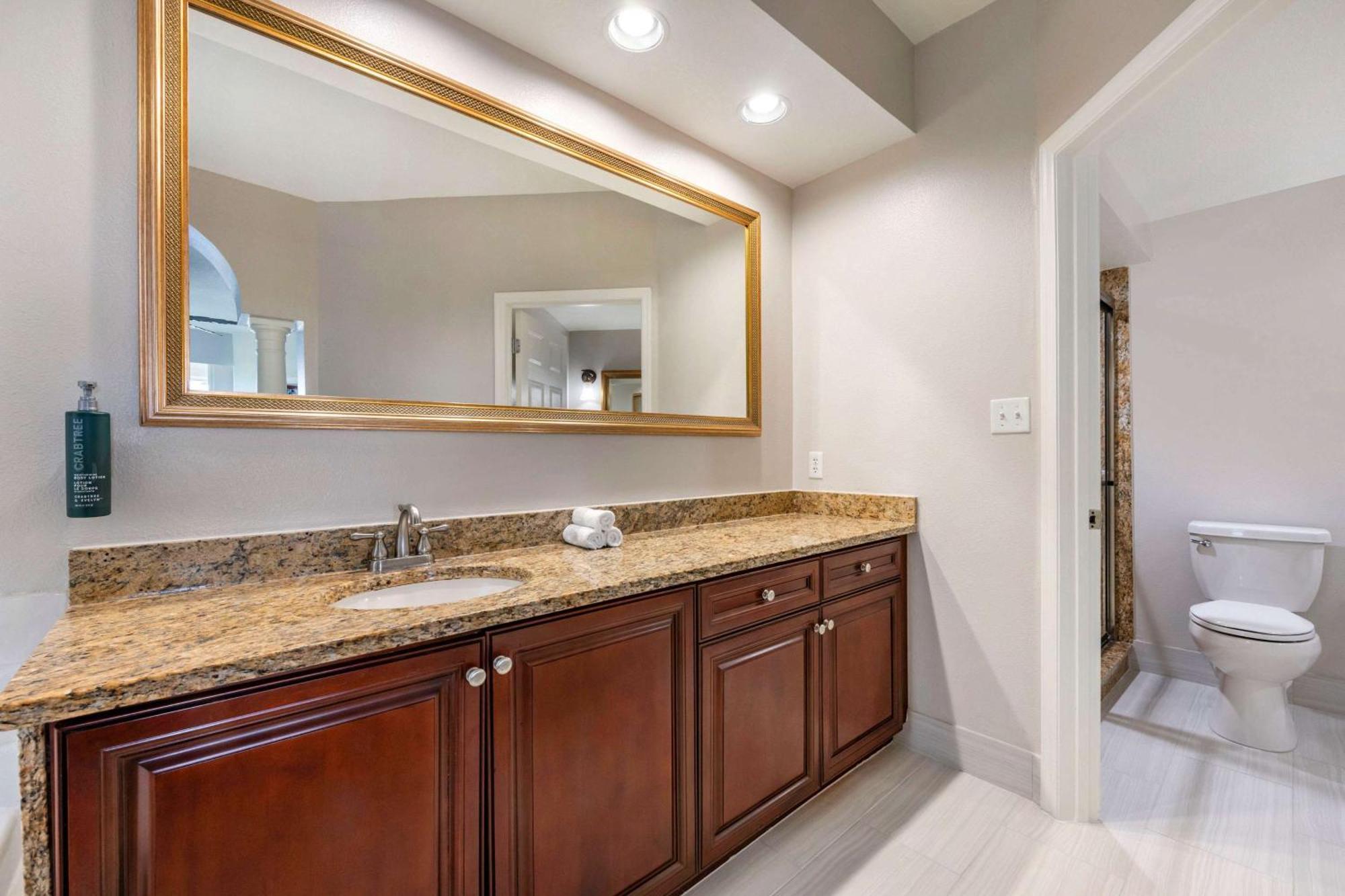 2 Bedroom 1 King 2 Twins Suite Accessible Tub,1641724883:JPEG