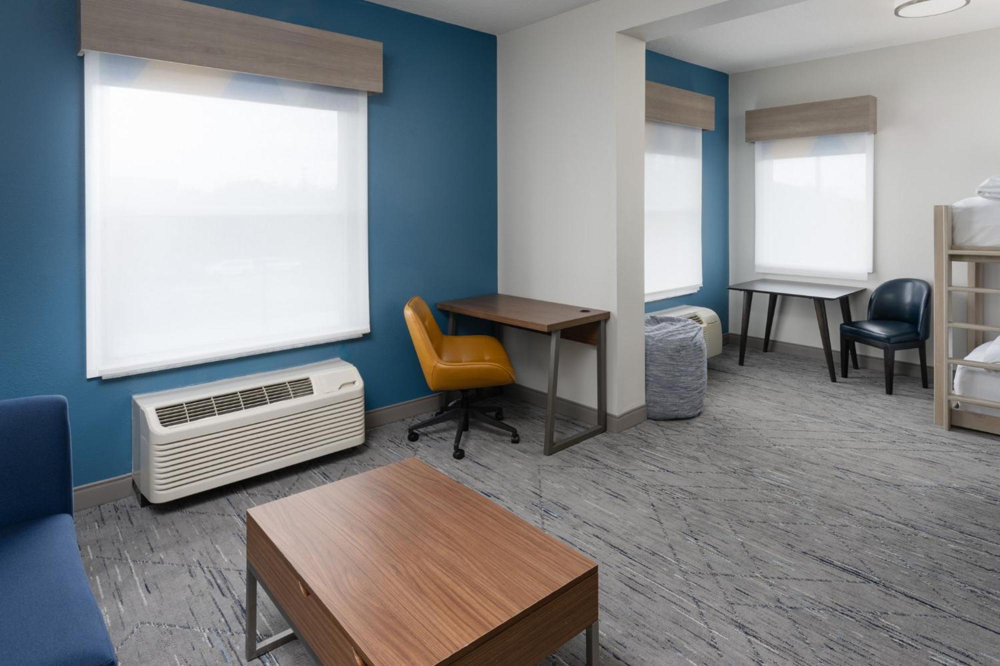 One-Bedroom Family Suite with Tub - Mobility Accessible