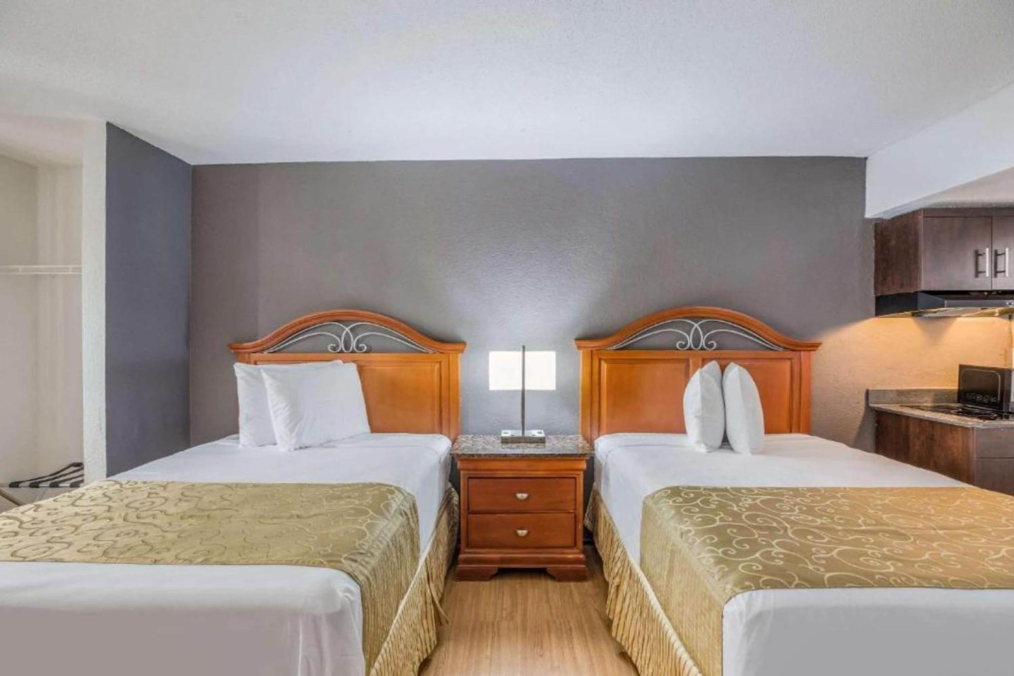 2 Full Bed with kitchenette Non-Smoking