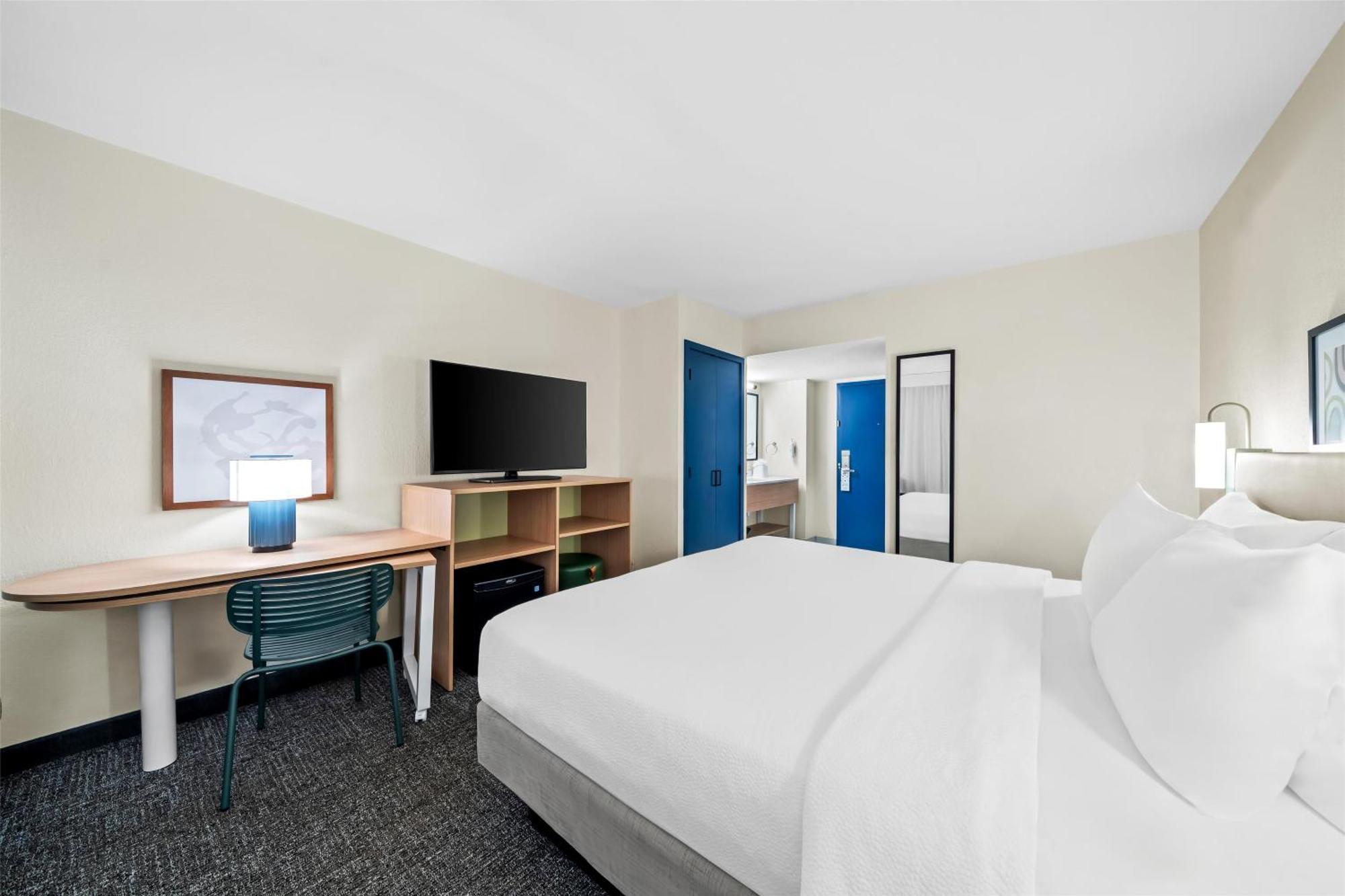 Zimmer mit Kingsize-Bett