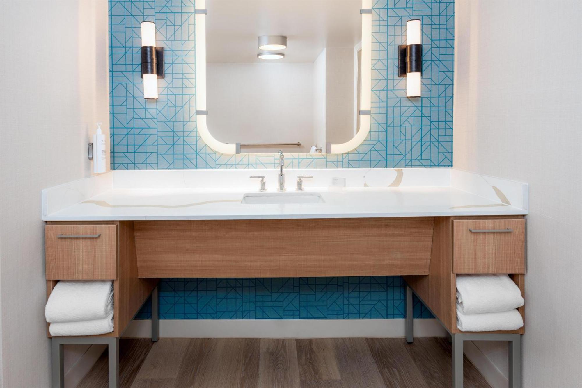 King Suite with Accessible Tub - Mobility and Hearing Access/Non-Smoking,1758304938:JPEG