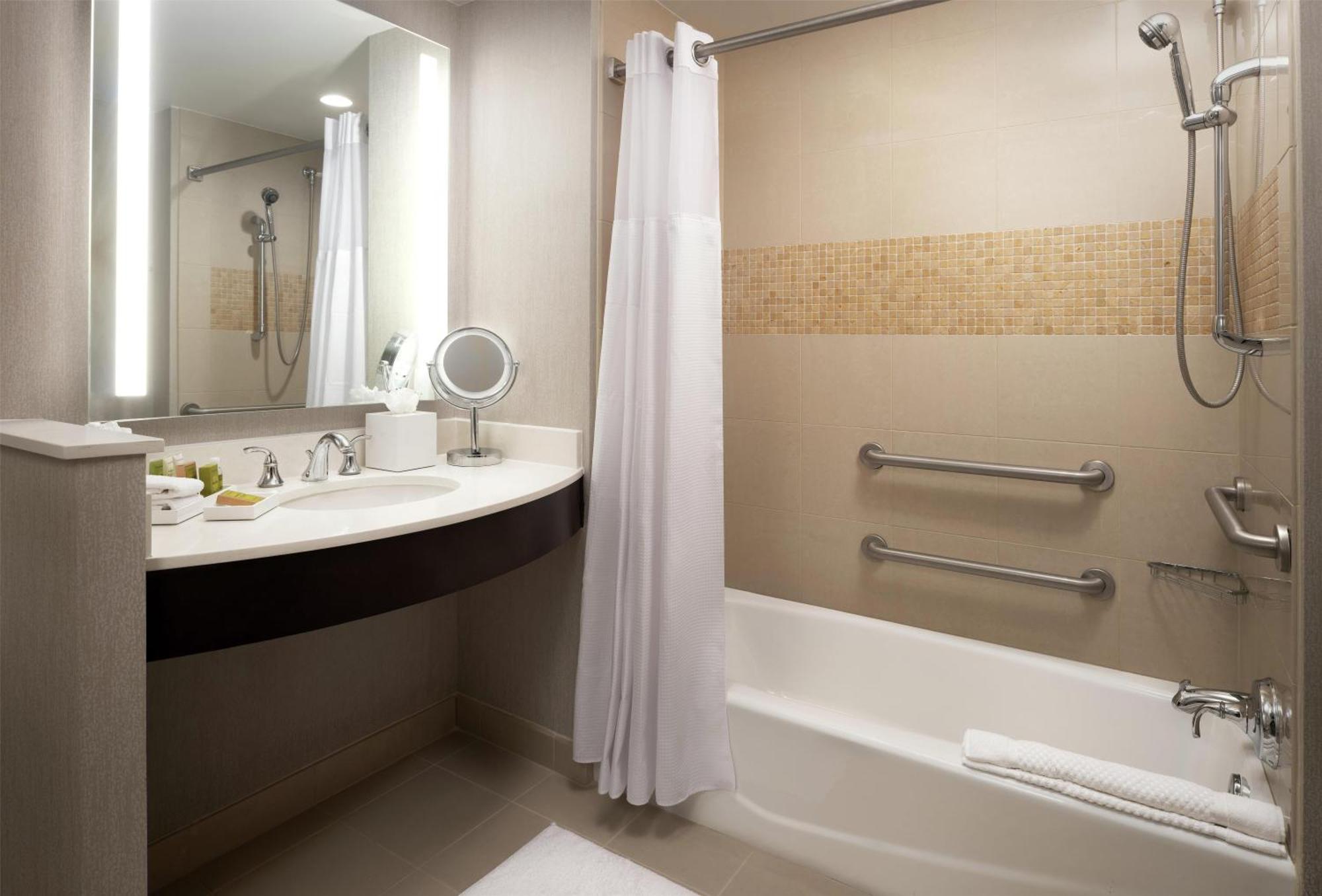 Chambre Lit King-Size avec Baignoire - Accessible aux Personnes à Mobilité Réduite