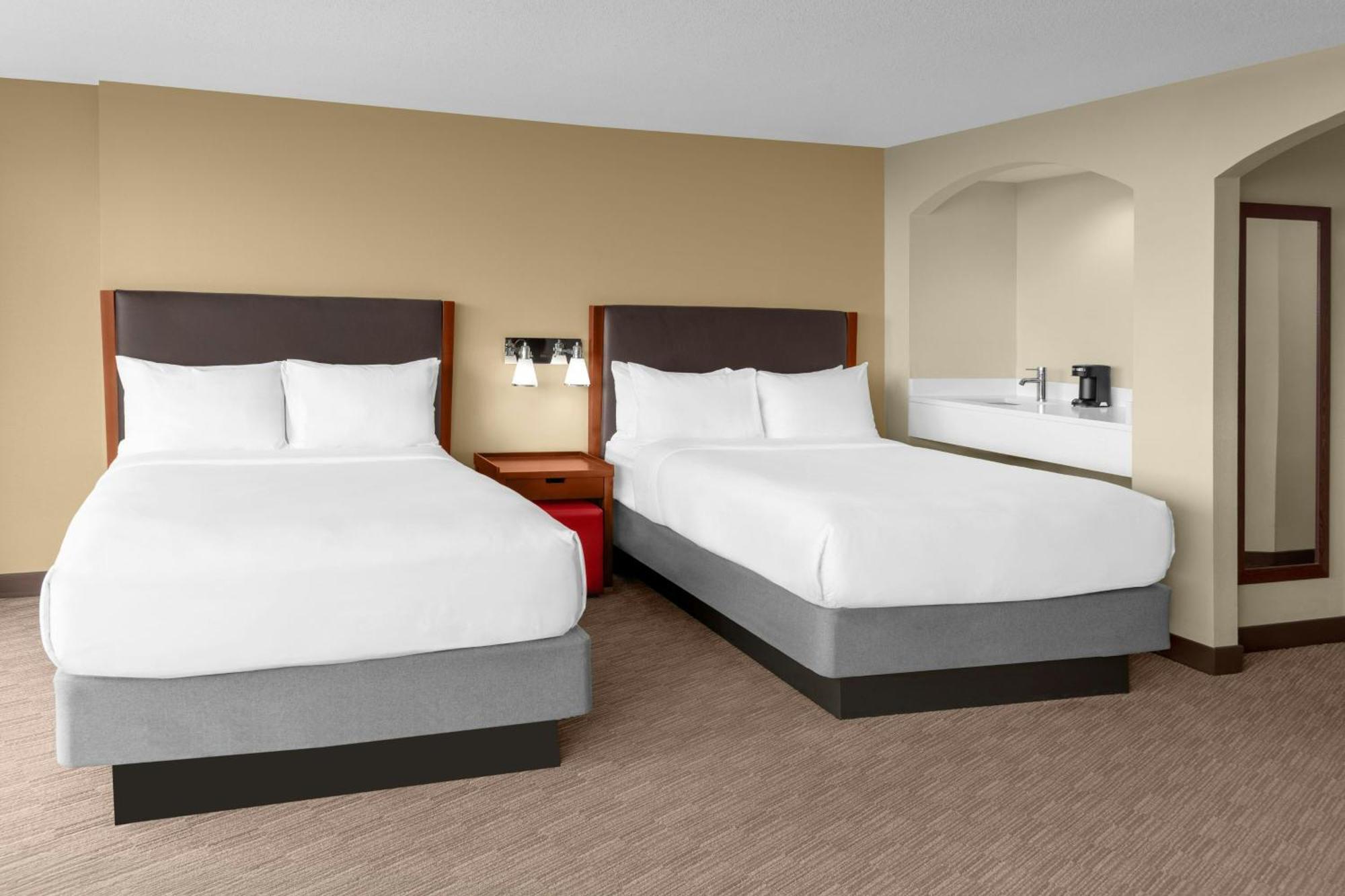 Gastenkamer, 2 queensize bedden, uitzicht op de stad