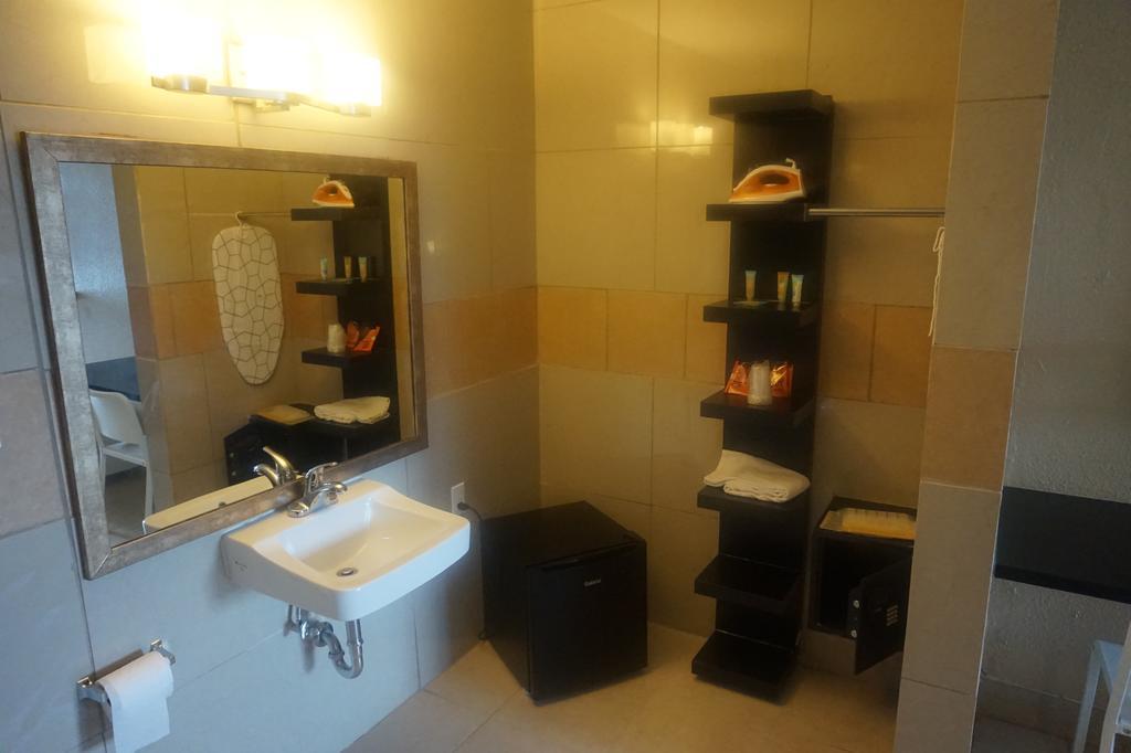 Deluxe Zimmer mit Kingsize-Bett - Poolseite, Nichtraucher
