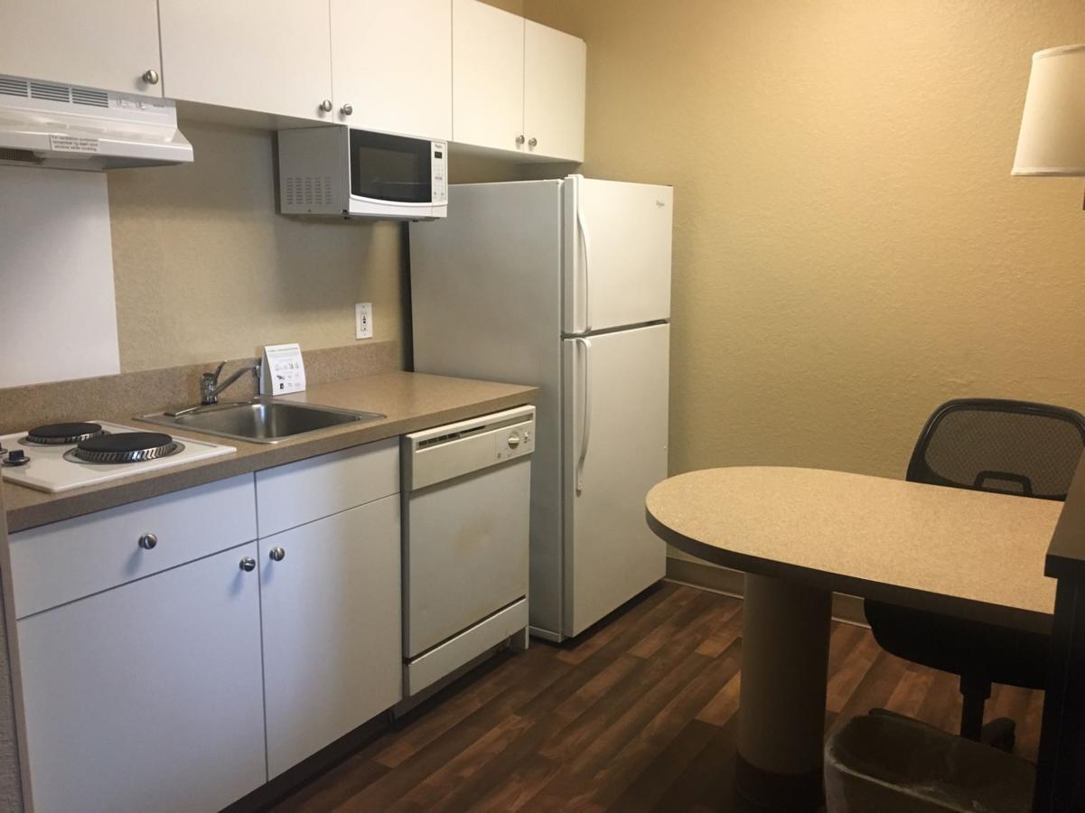Deluxe Studio with one queen bed - Non-Smoking
