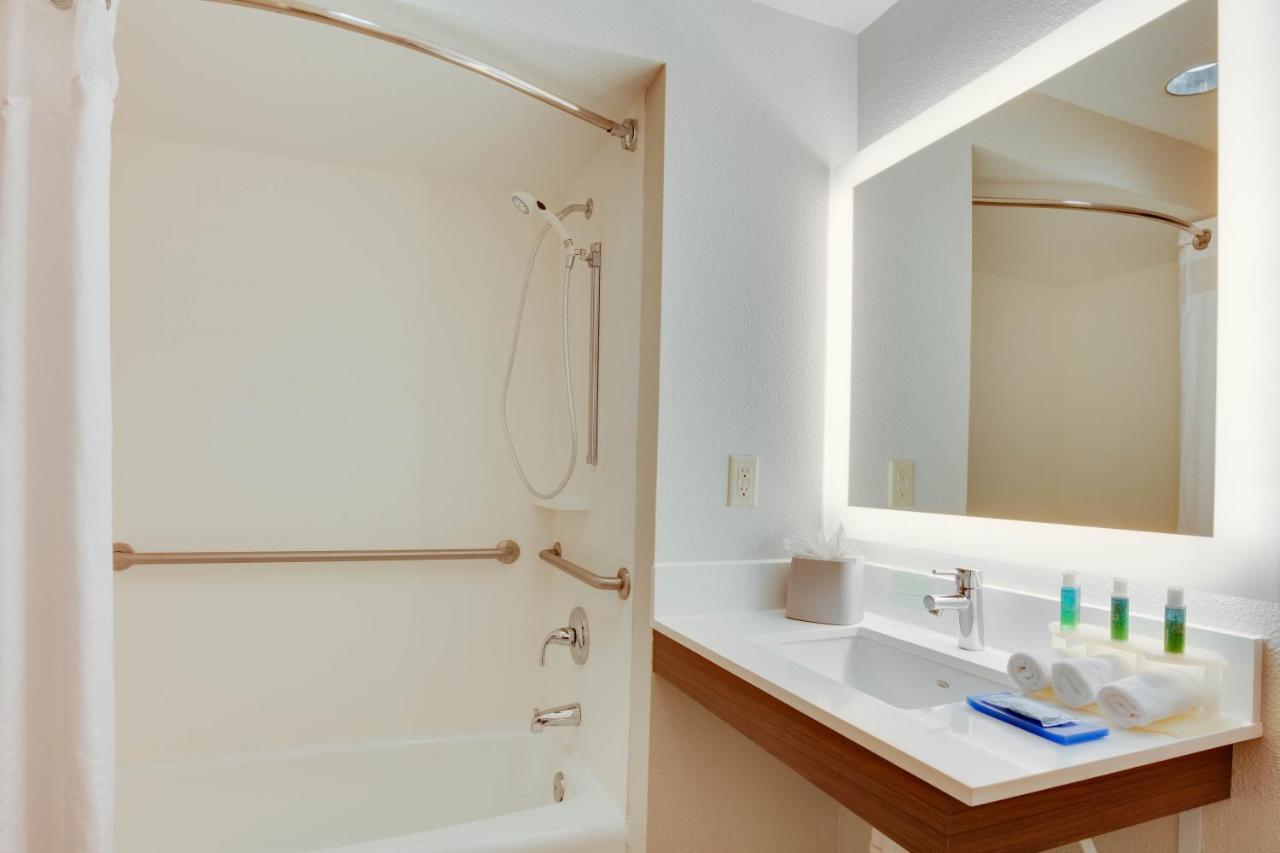 Chambre Lit King-Size Standard avec Baignoire Accessible aux Personnes à Mobilité Réduite