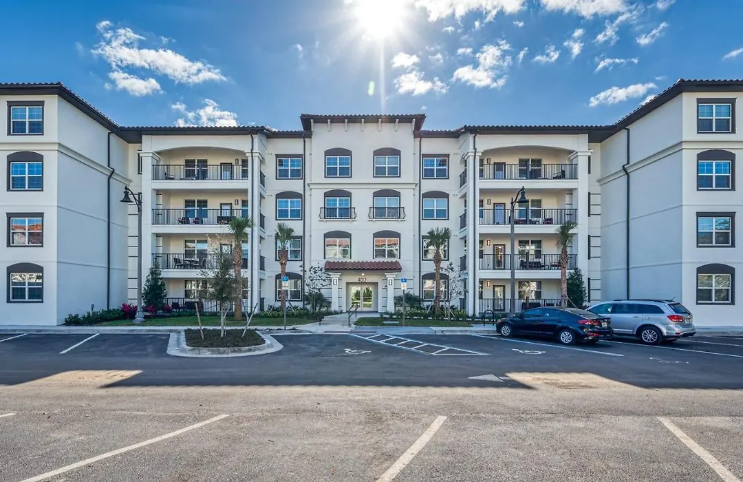 Comfortable Home With Balcony Near Universal Parks-1