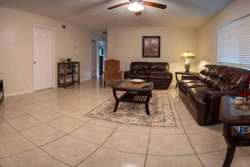 Spacious Home, Close To Attractions, Sleeps 4-1