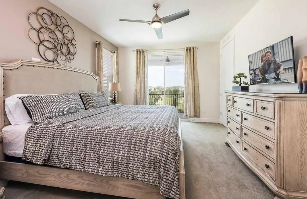 Sleep 22 In Disney Dream Home-1