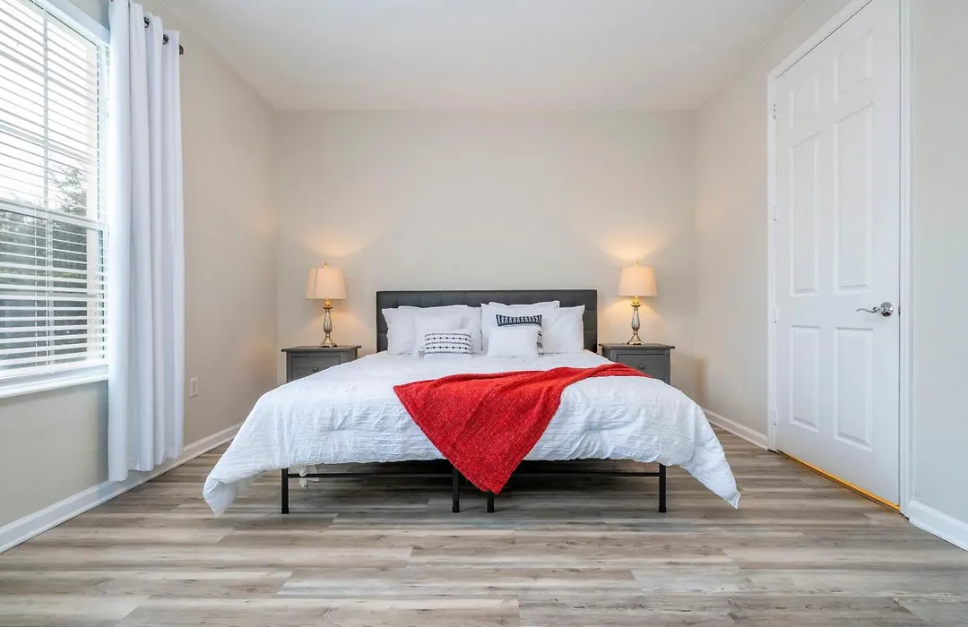 Renovated 4Br Condo 5Min Conv Center-1