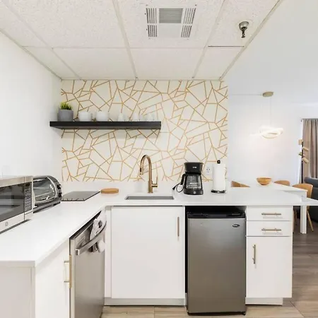 Modern Studio On I-Drive: Parking + Pool Included-3