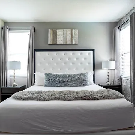 Upscale Modern Getaway Home With Heated Pool/Hot Tub, 9 Beds 8.5 Bath Sleeps 18+-2