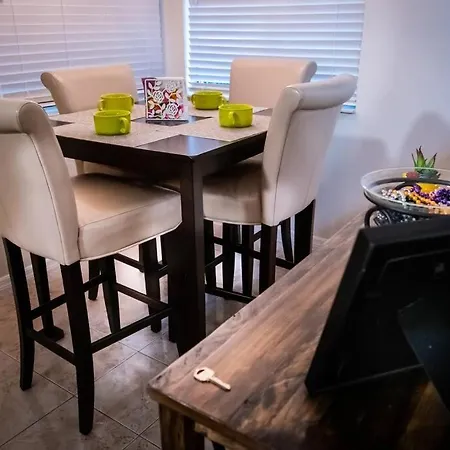 Spacious Home, Close To Attractions, Sleeps 4-3