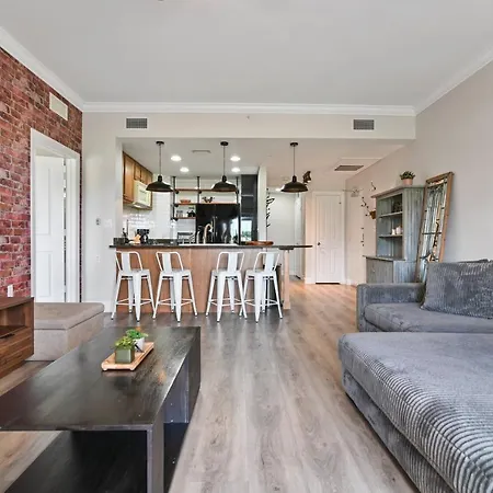 7673 - Beautiful 3 Bedroom Apartment-2
