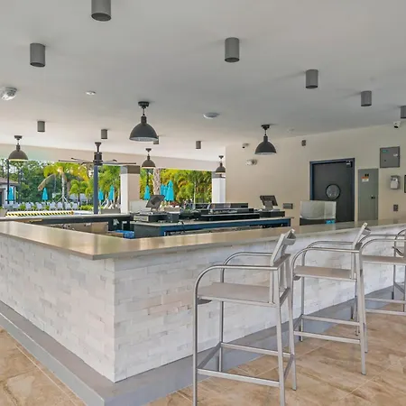 Gorgeous Top-Floor Condo W Private Balcony-2