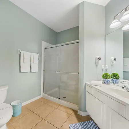 Deluxe 3 Bedroom Apartment 404-2