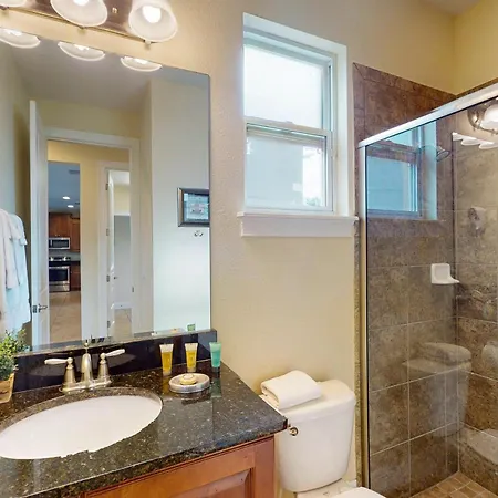 Charming 6 Bdrm Home With Open Living At Encore-2