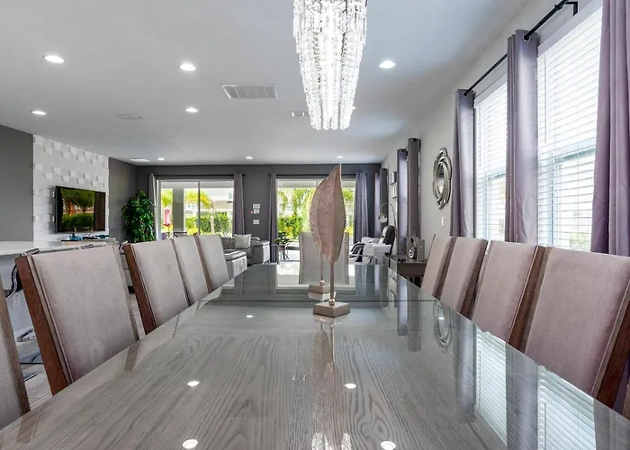 Upscale Modern Getaway Home With Heated Pool/Hot Tub, 9 Beds 8.5 Bath Sleeps 18+