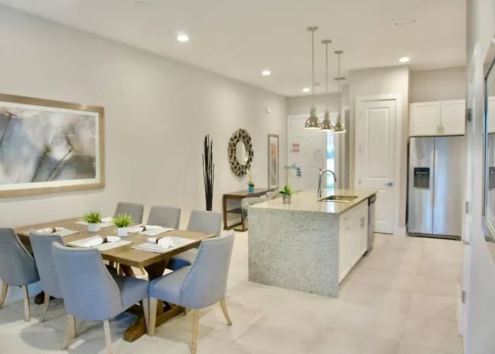 Lovely 4 Bdr/3.5 Bath Townhouse 4 Miles To Disney! Orlando