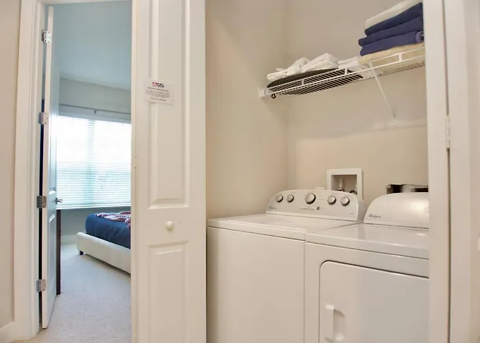 Lovely 4 Bdr/3.5 Bath Townhouse 4 Miles To Disney! Orlando