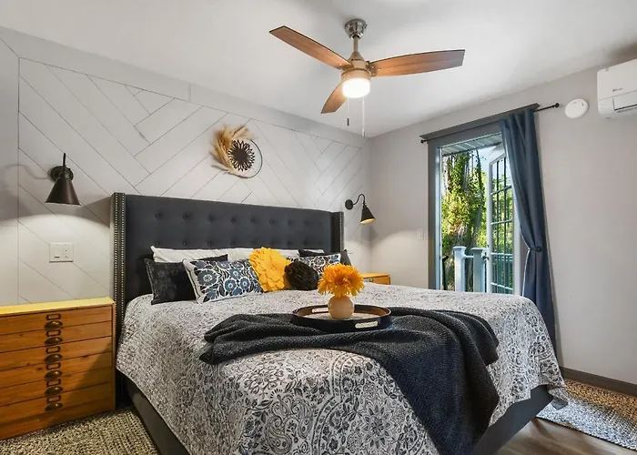Spring-Fed Lake Waterfront King Bed Suites Pet Friendly