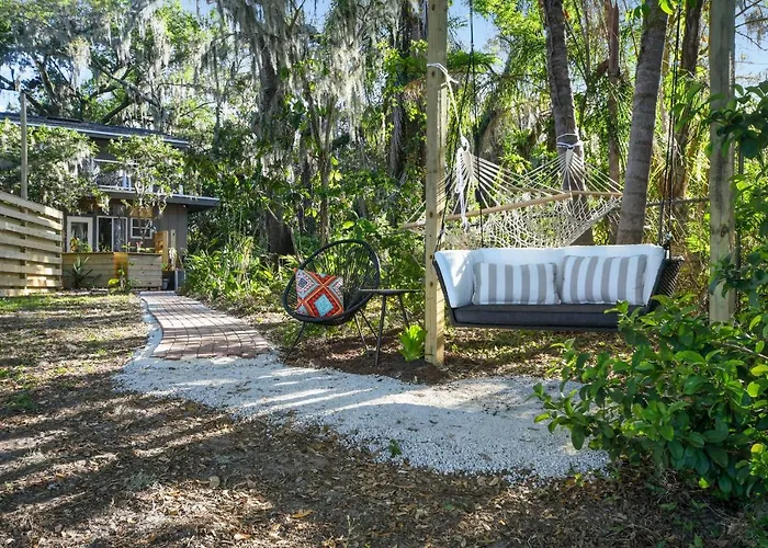 Spring-Fed Lake Waterfront King Bed Suites Pet Friendly