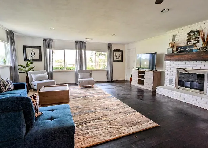 Group Friendly Lakefront Retreat 3Br