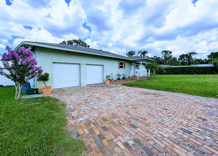 Group Friendly Lakefront Retreat 3Br