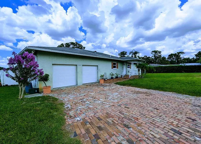 Group Friendly Lakefront Retreat 3Br