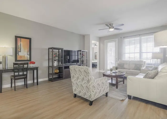 Lake View Delight - Premium Condo Near Pool And Parks