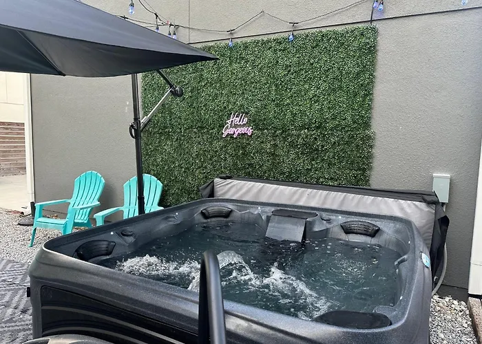Pet Friendly Modern Zen Studio Retreat With Hot Tub! Home