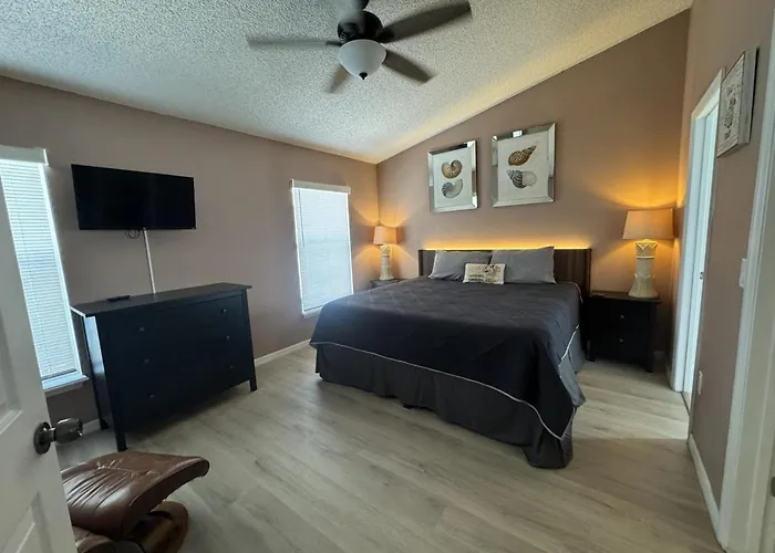 3 Bedroom Villa With Poolside Cinema And Games Room Close To Theme Parks Sleeps 6 Orlando